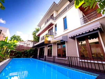 เช่าบ้านเดี่ยว ถนนเพชรบุรี กรุงเทพฯ : Modern 4 Bed Luxury House With Private Pool in Ekkamai Area - BR8125SH