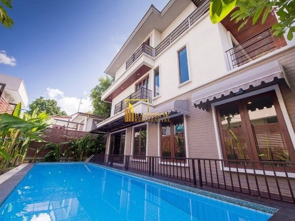 picture Modern 4 Bed Luxury House With Private Pool in Ekkamai Area - BR8125SH - 1/25