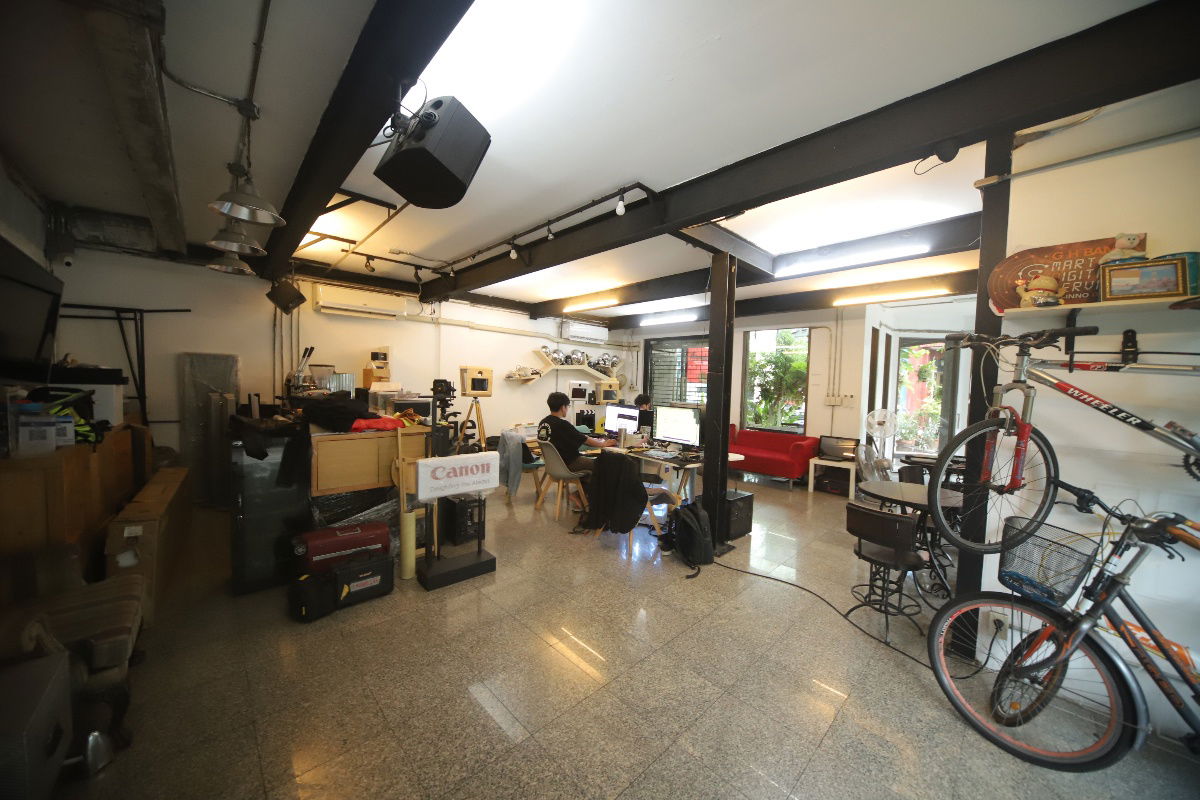 รูป เช่า Rare item Office 4.5 ชั้น สไตล์ลอฟต์ ห้องมุมวิวสวนซอย ทาวน์อินทาวน์16 ที่ดิน 39 ตรวา. พร้อมที่จอดรถ 9 คัน พิเศษเพียง 85.000 - รูปที่ 4/7