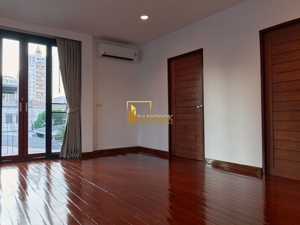 picture Modern 4 Bed Luxury House With Private Pool in Ekkamai Area - BR8125SH - 18/25