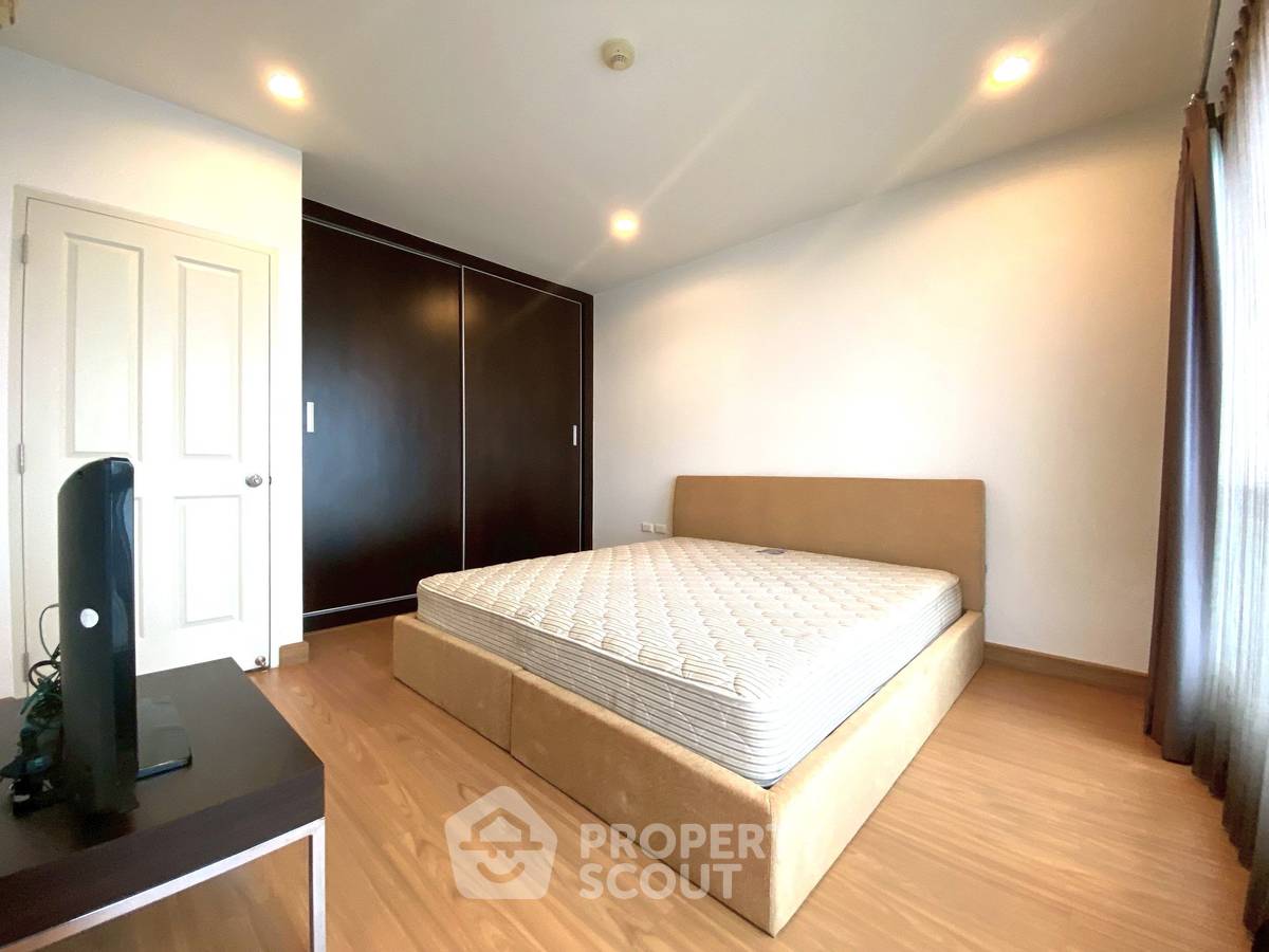 picture 2-BR Condo at Bridge Phaholyothin 37 near BTS Ratchayothin (ID 2387973) - 3/11