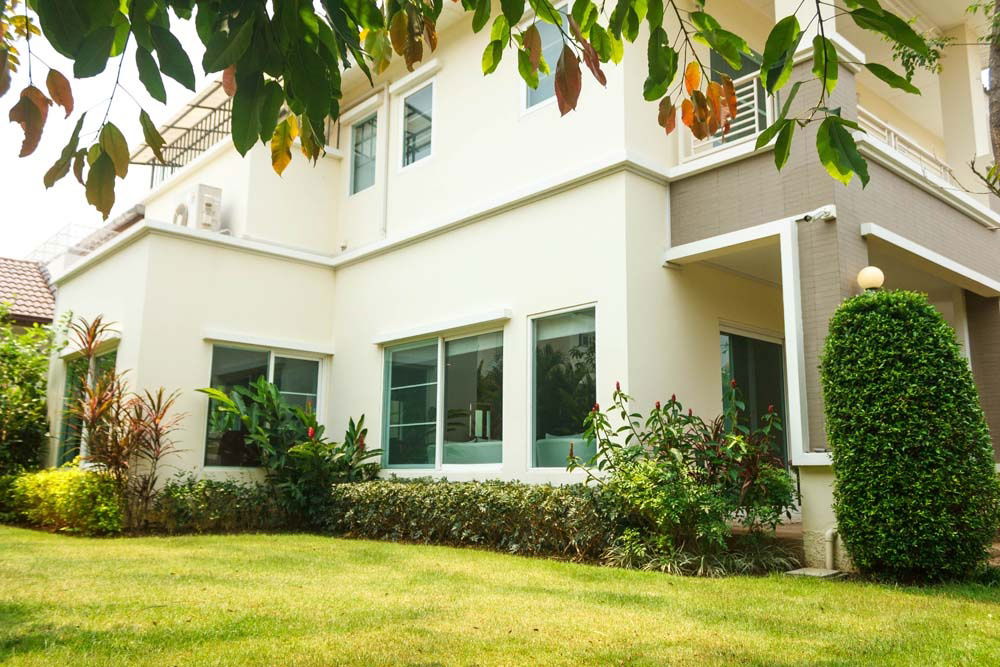 รูป ให้เช่าบ้านเดี่ยว 2 ชั้น มี 5 ห้องนอน 4 ห้องน้ำ 1 ห้องนั่งเล่น 1 ห้องอาหาร 1 ห้องครัว 1 ห้องเก็บของ จอดรถได้ 2 คัน พร้อมห้องแม่บ้าน - รูปที่ 2/35