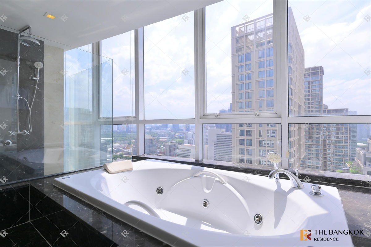 รูป Urbana Langsuan 🌟 Ultimate Living with the Spacious Room, Stunning View, 🌃 Near BTS Ratchadamri - รูปที่ 18/21