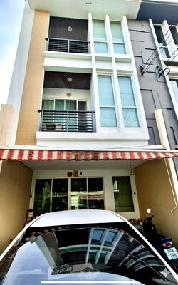 ทาวน์โฮม คริสตัล ดีไซน์ เซ็นเตอร์ : 🌟 “ทาวน์โฮม 3 ชั้นใจกลางลาดพร้าว | บ้านกลางเมือง ลาดพร้าว 87” สไตล์โมเดิร์น เรียบหรู อยู่สบาย ใกล้ทุกจุดหมายในเมืองใหญ่