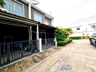 Townhouses for sale บิ๊กซี มหาชัย : FOR SALE  TOWNHOUSE PROPERTY  3300000 BAHT.