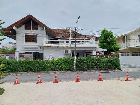 4Bedrooms 4Bathrooms House for Sale 93sq.wa (372 sqm.) 4 Cars parking space