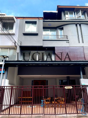 เช่าโฮมออฟฟิศ เขตวังทองหลาง : 🏡 ให้เช่าทาวน์โฮม 4 ชั้น ห้วยขวาง - ลาดพร้าว พื้นที่เยอะ อยู่สบาย ทำเลดี เดินทางสะดวก  ✅