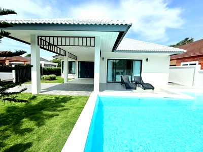 Houses for sale Chonburi : Only 10.8 million baht single attached house with 4 bedrooms, 5 bathrooms, land size 400sq.m. with nice furniture and decoration, ready to move in