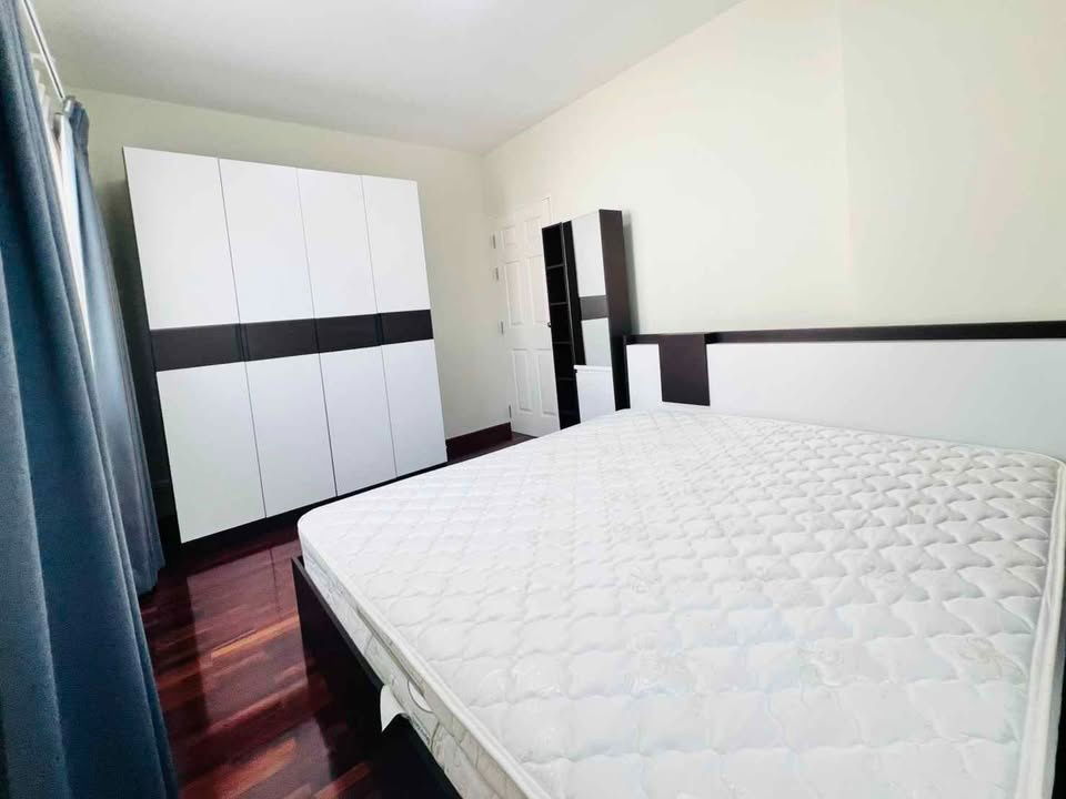 picture Two storey house for rent with 4 bedrooms,3 toilets and 2 kitchens. - 10/22