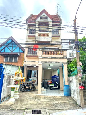 Apartment building for sale โลตัสเอ็กเพลส(สุทธิสาร) : Apartment for sale in the Ratchada-Huai Khwang