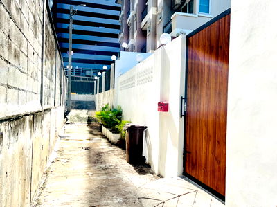 Land for sale AIA Sathorn Tower : A house and land in Sathorn, only two minutes’ walk from BTS Surasak Station.