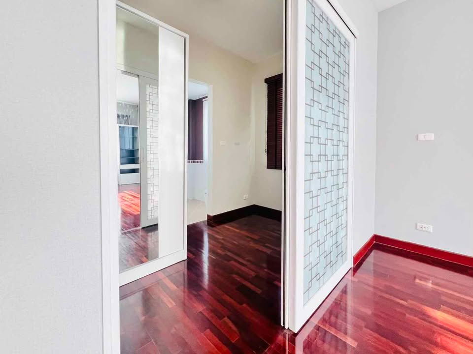 picture Two storey house for rent with 4 bedrooms,3 toilets and 2 kitchens. - 9/22