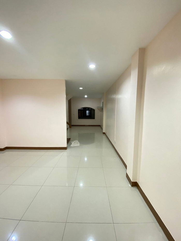 picture Townhouse for rent, 3 floors, 276 sq m, 24 sq wa, Soi Lat Phrao 29, 4 bedrooms, 5 bathrooms, only 200 meters into the alley, near MRT - 2/12