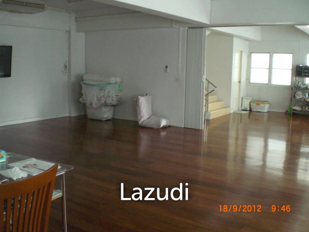 picture Prime 4-Bedroom Townhouse in Bangkoks Pathum Wan - 250 meters from MRT Hua Lamphong - 5/10