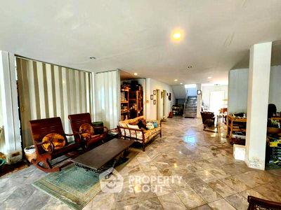 Condos for sale : 3-BR Condo at Jomtien Yacht Club 1 close to Pattaya (ID 2307933)