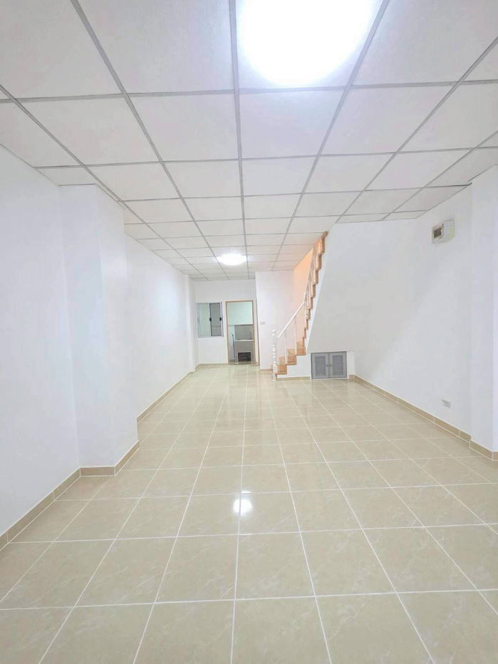 รูป ทาวน์เฮ้าส์ ตกแต่งรีโนเวทใหม่ หมู่บ้าน ชายคลอง ซอยคิงคอง ต.บางเพรียง อ.บางบ่อ จ.สมุทรปราการ - รูปที่ 2/11