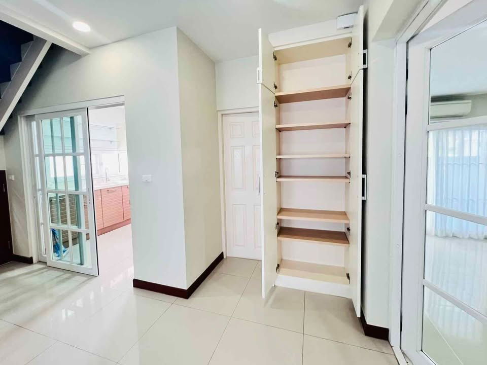 picture Two storey house for rent with 4 bedrooms,3 toilets and 2 kitchens. - 5/22