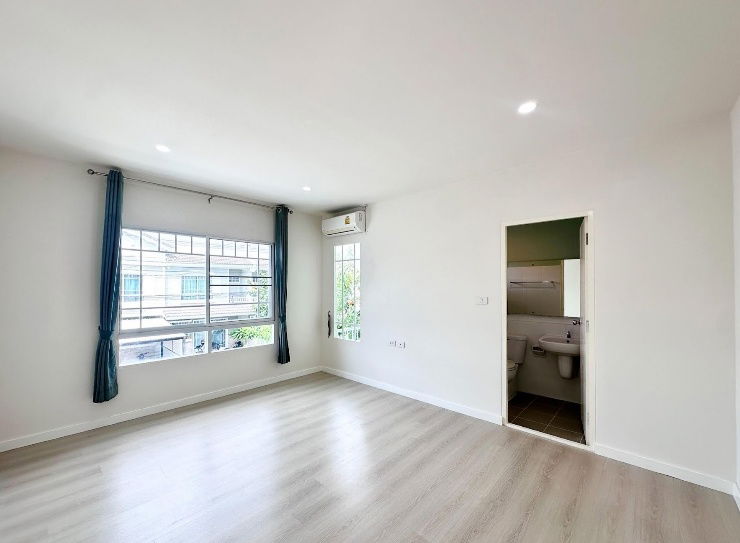 picture Two-story townhouse for sale in Villaggio Bangna Village. Beautiful house at a cheap price. - 10/18