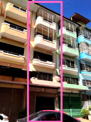 Shophouses for rent Bangkok : Commercial building with good location for 13,000 Baht per month 