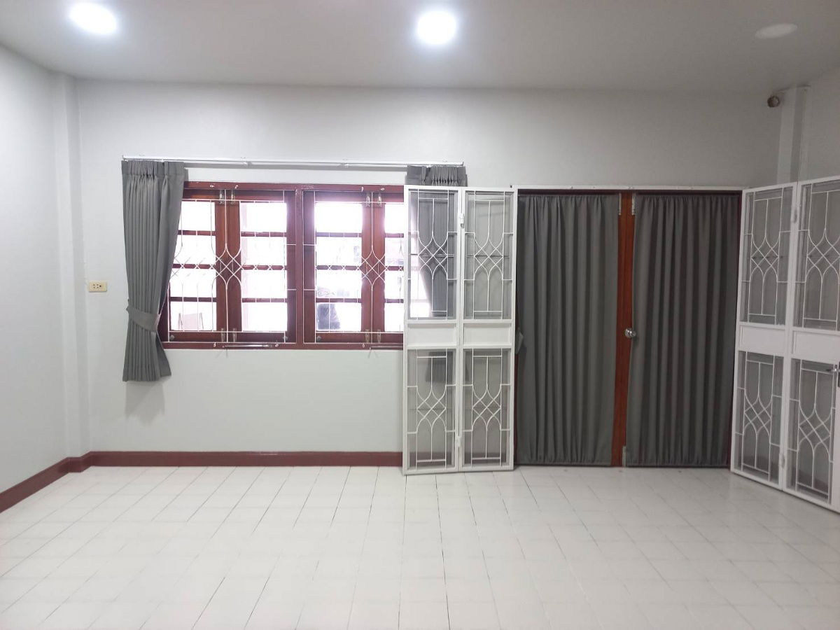 รูป ให้เช่าบ้าน ให้เช่าทาวน์โฮม ห้าช่าทาวน์เฮาส์ รีโนเวทใหม่ หมู่บ้านพรไพลิน 5 ซอยอ่อนนุช 16 ติดถนนสุขุมวิท 77 ใกล้รถไฟฟ้าBTSอ่อนนุช - รูปที่ 2/12