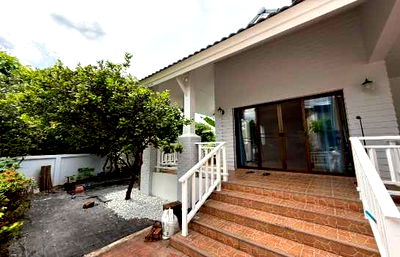 บ้านเดี่ยวให้เช่า : ให้ เช่า บ้านเดี่ยว HS081 พร้อมเฟอร์นิเจอร์ ทำเลดี ใจกลางศรีราชา ถนนสุขุมวิท . 278 ตรม 89.4 ตรว ใกล้ J-park โรงเรียนอสัมชัญ เซ็นทรัลศรีราชา