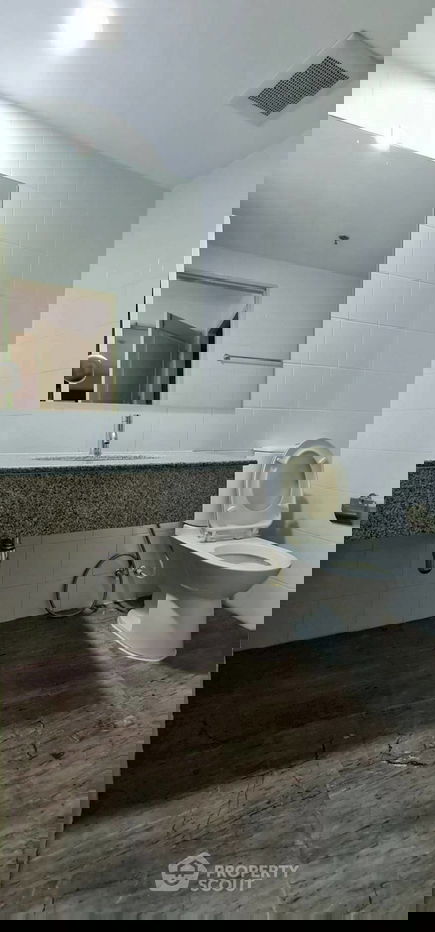 picture 2-BR Condo at The Master Sathorn Executive near BTS Krung Thon Buri (ID 2372683) - 5/10