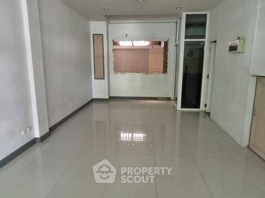 picture 3-BR Townhouse at Metro Life Ladprao 71 in Lat Phrao (ID 2390334) - 6/7