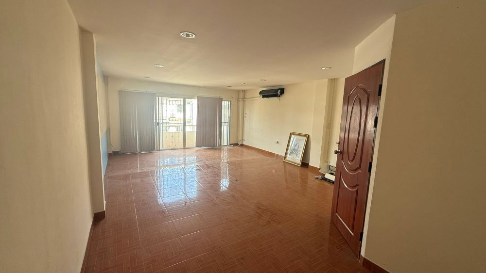 รูป ขายอาคารพาณิชย์ 3 ชั้น 2 คูหาติด หลังมุม ทำเลดี เดินทางสะดวก อำเภอบางละมุง จังหวัดชลบุรี - รูปที่ 3/12