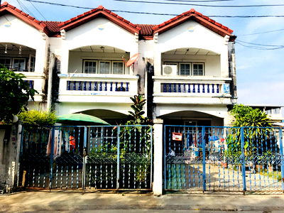 Townhouses for sale บิ๊กซี บางใหญ่ : Townhouse for urgently sale near Chao Phraya Market, Suan Kaew Temple owner selling directly!