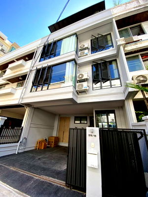 ขายทาวน์โฮม : ผลตอบแทน 900,000 บาท/ปี !! ทาวน์โฮม 3 ชั้น ซอยปรีดีพนมยงค์ 14 ขนาด 21.9 ตร.วา  พท.ใช้สอย 250 ตร.ม ห่างจาก BTS พระโขนงเ พียง 5 นาที