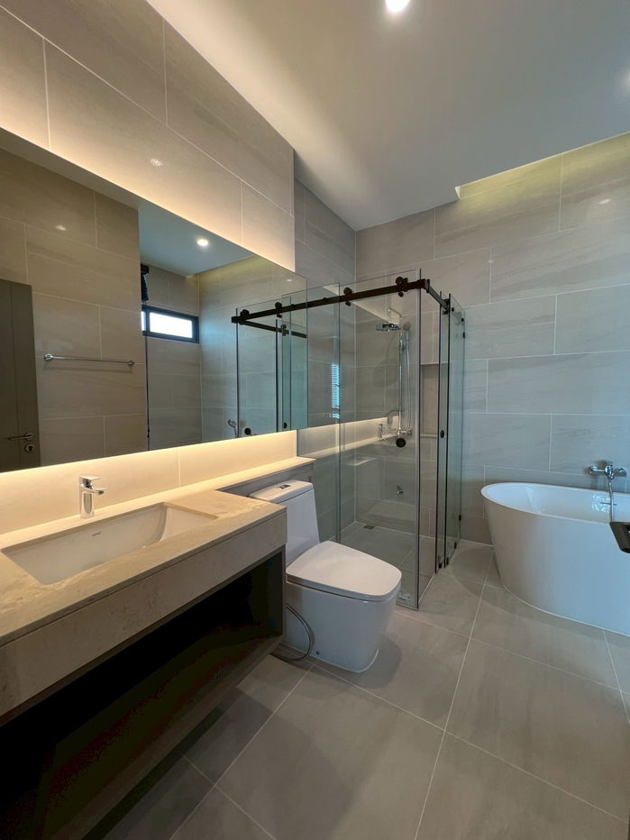 picture Two storey house for rent with 3 bedrooms, 4 toilets and 1 kitchen. - 18/33