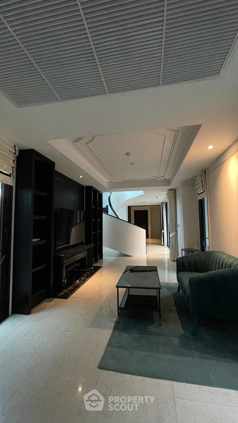 คอนโดให้เช่า : ดูเพล็กซ์ 2-ห้องนอน ที่ บ้าน ลักซ์ - สาทร ใกล้ MRT คลองเตย (ID 1881983)