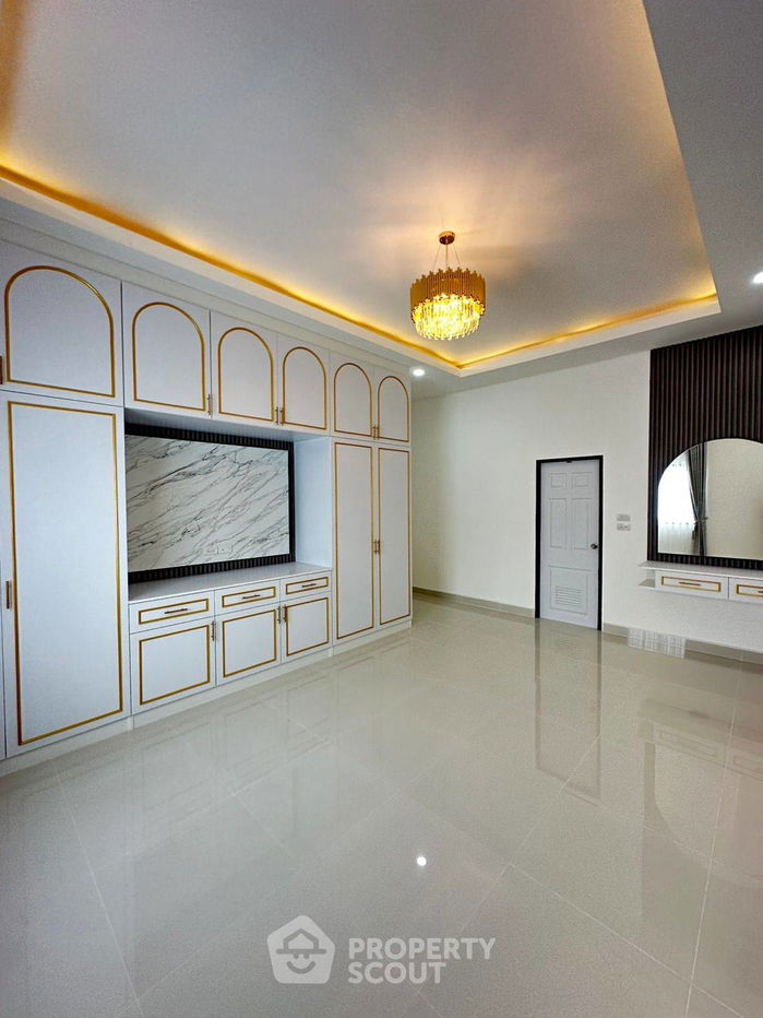 picture 4-BR House at Rattanakorn Village 18 close to Pattaya (ID 2391754) - 3/13