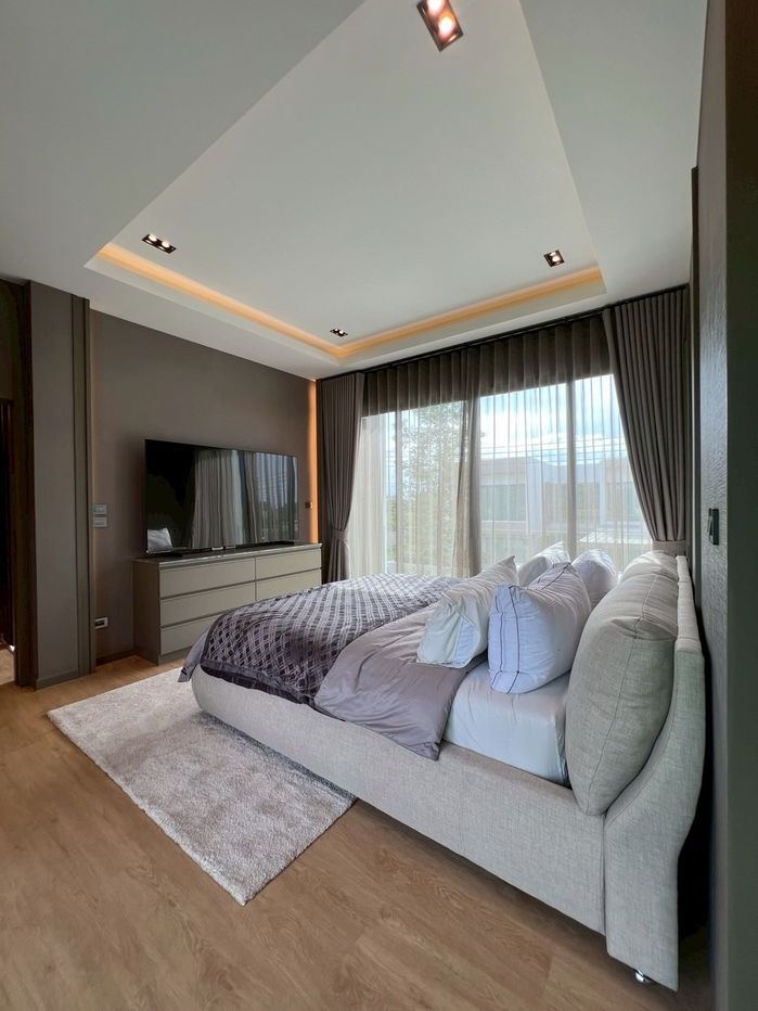 picture Two storey house for rent with 3 bedrooms, 4 toilets and 1 kitchen. - 12/33