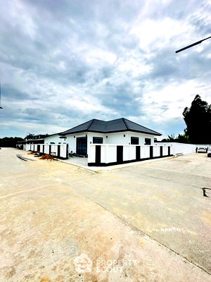 Houses for sale Krathinglai Beach : 4-BR House at Rattanakorn Village 18 close to Pattaya (ID 2391754)