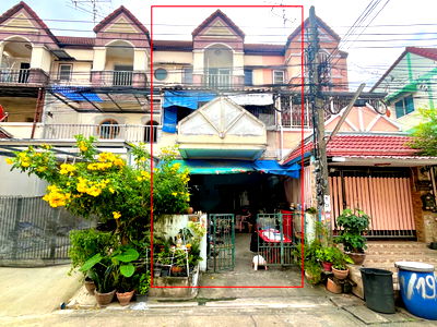 ทาวน์โฮม กรุงเทพมหานคร : ถูกกว่าหลังอื่น เหลืองบไว้รีโนเวท!!! ขายทาวน์โฮม โครงการหมู่บ้านทองภูมิวิลล่า (Thongphum Villa) บ้าน 3 ชั้น 3 ห้องนอน โครงสร้างแข็งแรง ราคาดีสุดๆ!