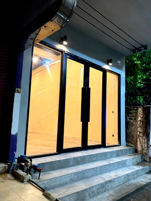 เช่าอาคารพาณิชย์ เขตพระโขนง : 🏢 ให้เช่าอาคารพาณิชย์ติด BTS ปุณณวิถี (เช่าระยะยาว)  ✨ ทำเลทอง ใจกลางสุขุมวิท เดินทางสะดวก เหมาะสำหรับทำออฟฟิศ โชว์รูม หรือร้านค้า ✨