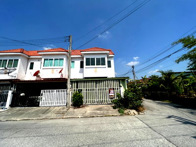 ทาวน์โฮม นิคมอมตะนคร : CIMB 0615 : นอกโครงการชลบุรี พานทอง