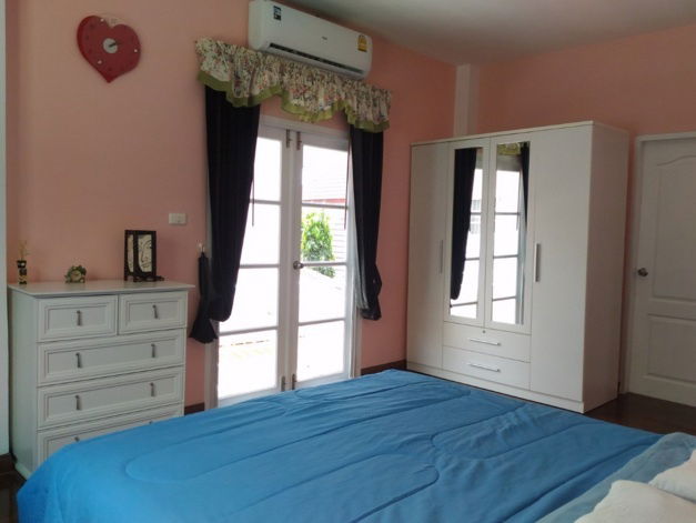 picture 2-story detached house,  3 bedrooms, 3 bathrooms,  built-in furniture, complete electrical appliances - 2/11