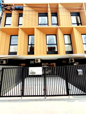 ทาวน์โฮมให้เช่า : ให้เช่าบ้านทาวน์โฮม 3ชั้น​ พลูม วัชรพล - เอกมัย Tel.099-998-3897