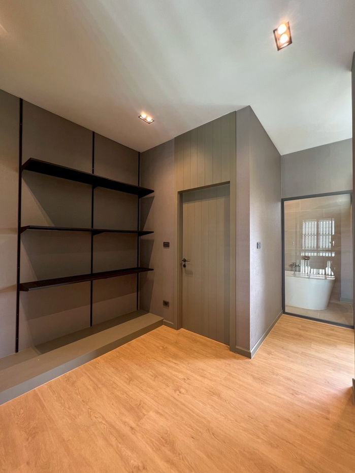 picture Two storey house for rent with 3 bedrooms, 4 toilets and 1 kitchen. - 15/33