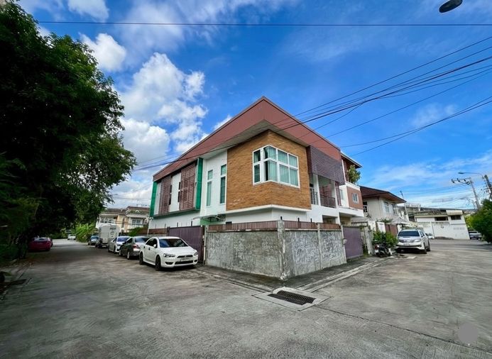 3-bed house for sale, 241 sqm, 54 sq wah, Chatuchak