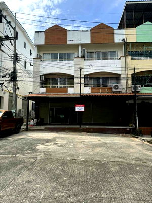 ขายอาคารพาณิชย์ : ขายอาคารพาณิชย์ 3 ชั้น 2 คูหาติด หลังมุม ทำเลดี เดินทางสะดวก อำเภอบางละมุง จังหวัดชลบุรี