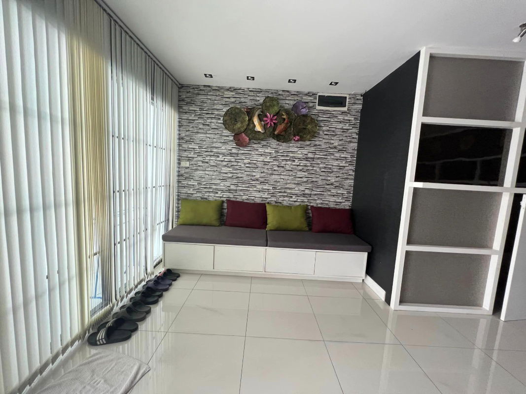 รูป ให้เช่าทาวน์เฮ้าส์ 3 ชั้น มี 3 ห้องนอน 4 ห้องน้ำ 1 ห้องครัว จอดรถได้อีก 2 คัน  - รูปที่ 2/12