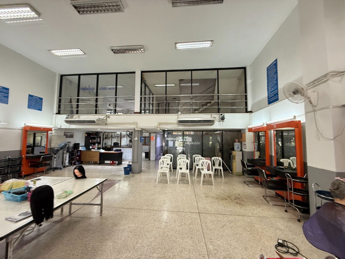 รูป ขายอาคารพาณิชย์ 2 ห้องติด (4 ชั้นครึ่ง) ทำเล “คูเมืองเชียงใหม่” (ขายต่ำกว่าราคาประเมิน) ถนนมณีนพรัตน์ - รูปที่ 7/8