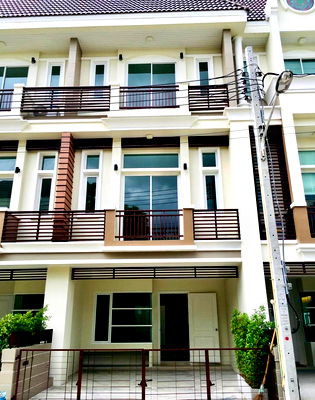 Townhouses for rent : For Rent: 3-Storey Townhome at Premium Place Ekkamai–Ramintra 2 | Spacious Living | Fully Furnished | Prime Location