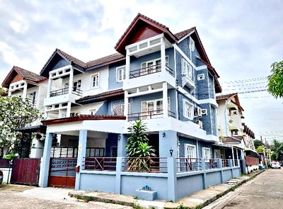 บ้านแฝดให้เช่า : ให้เช่าบ้านแฝดห้องมุม 3 ชั้น   (ไม่มีเฟอร์) เส้นเลียบคลองประปา ใกล้ MRT เมืองทองธานี