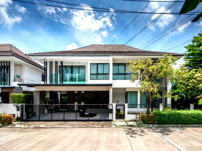 Houses for rent : Luxury detached house in Bangkok with a private swimming pool, suitable for a family. Features 4 bedrooms and 6 bathrooms."