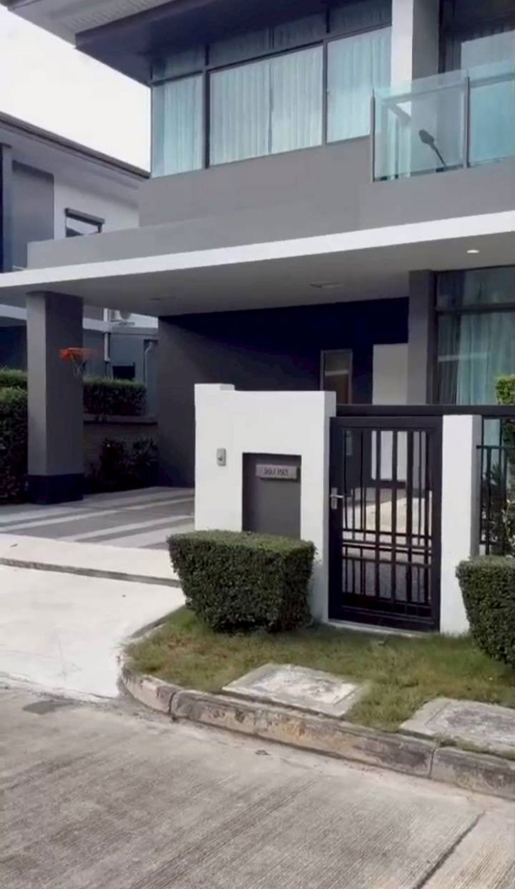 บ้านเดี่ยวให้เช่า : 🏡 ให้เช่าบ้านเดี่ยว หลังใหญ่ พร้อมอยู่!
📍 โครงการเศรษฐสิริ กรุงเทพกรีฑา 1
บ้านเพิ่งรีโนเวทเสร็จใหม่เอี่ยม เข้าอยู่ได้ทันที!