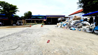 Land for sale Bang Len Nakhon Pathom : Warehouse + Factory Area for Sale — Land with concrete pavement and existing structure on 1 Rai (1,600 sq.m.) in Bang Len, Nakhon Pathom.